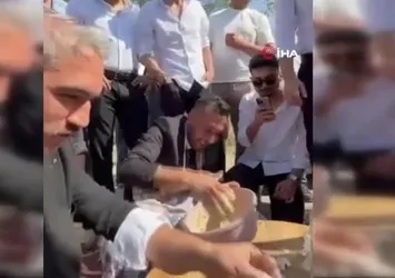 Bolu'da düğün konvoyunda damada hamur yoğurttular