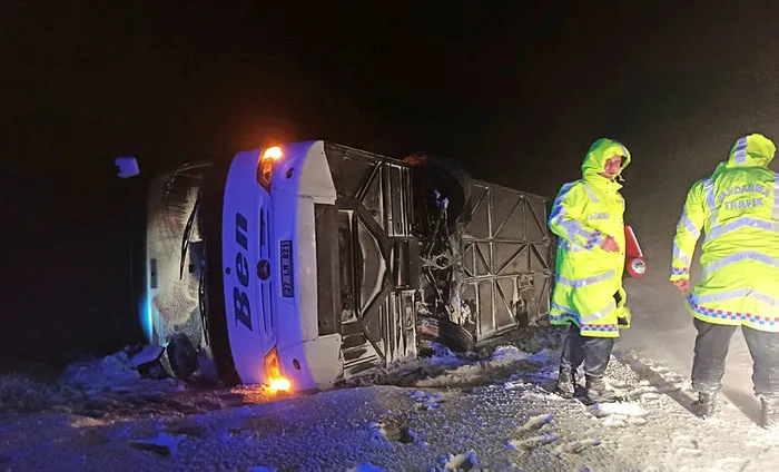 Son dakika: Afyonkarahisar'da yolcu otobüsü devrildi - 1
