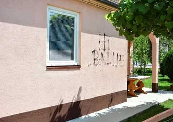 Bosna Hersek'te Boşnakların ev ve arabalarına ırkçı saldırı