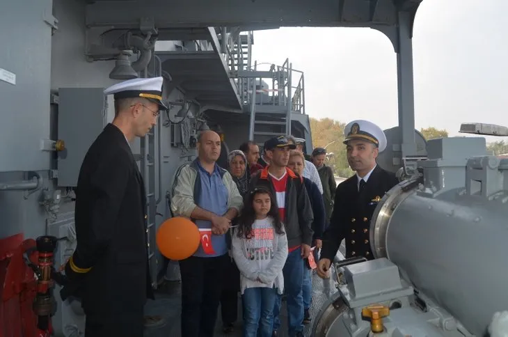 Donanma gemileri vatandaşların ziyaretine açıldı