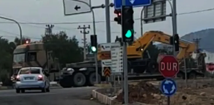 son-dakika-suriye-sinirina-askeri-is-makinesi-sevkiyati-gaziantepe-ulasti-1602658171472.jpg Son dakika: Suriye sınırına askeri iş makinesi sevkiyatı! Gaziantep'e ulaştı - 1