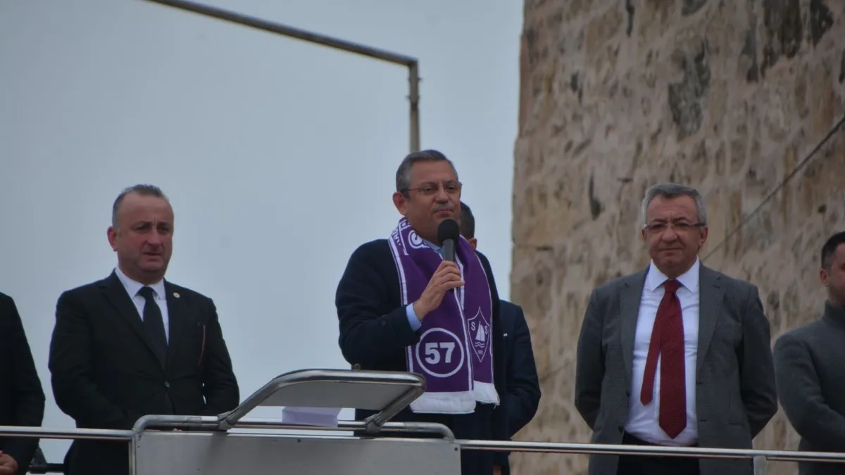 CHP’nin lideri Özgür Özel’in bir günde 2 skandalı! Çırağım kaosu ve gazetecilerle kavga