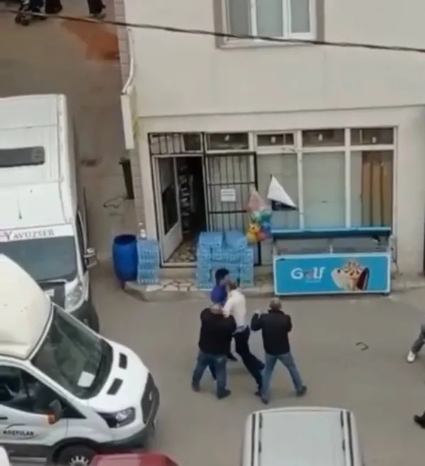 bursada-yol-verme-kavgasi-kanli-bitti-gozu-donen-vatandasin-kafa-atma-ani-kamerada-1649236926758.jpg Bursa’da yol verme kavgası kanlı bitti! Gözü dönen vatandaşın kafa atma anı kamerada - 1