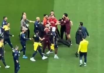 Galatasaray - Fenerbahçe derbisi öncesi sahaya karıştı! Abdülkerim Bardakcı ve Mert Hakan Yandaş birbirlerine girdi