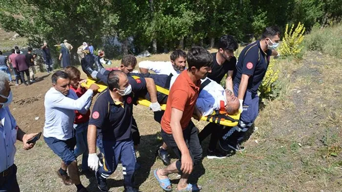 Ağrı'da düğüne gidenlerin minibüsü dereye devrildi: 13 yaralı - 3