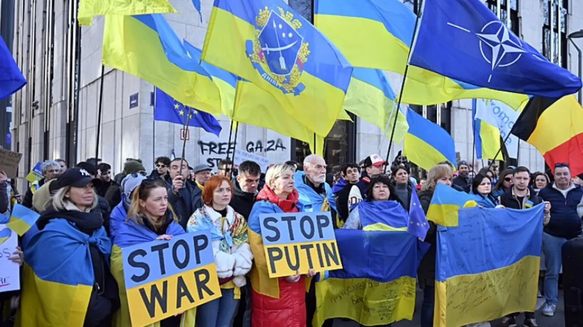 Trump Zelenskiy krizinin yankıları sürüyor! Brüksel'de yüzlerce kişiden Trump karşıtı protesto