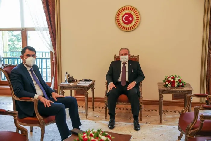 Çevre ve Şehircilik Bakan Murat Kurum, TBMM Başkanı Şentop’a Gazi Meclis’in tapusunu takdim etti - 2