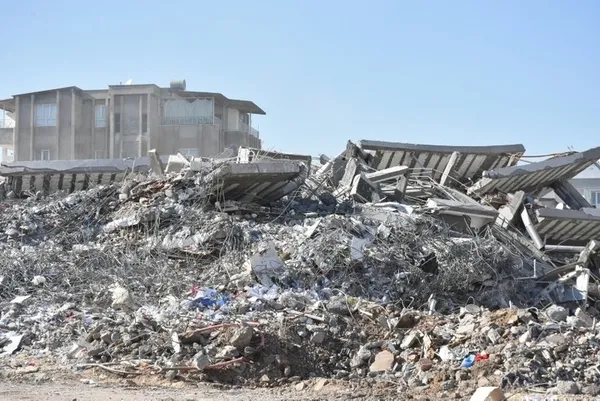 1677141836784.jpg Depreme Adıyaman’da yakalanan ailenin yaşadıkları dehşete düşürdü: Ayağımı çektiğimde parmaklarımın hepsi kopmuştu! - 1
