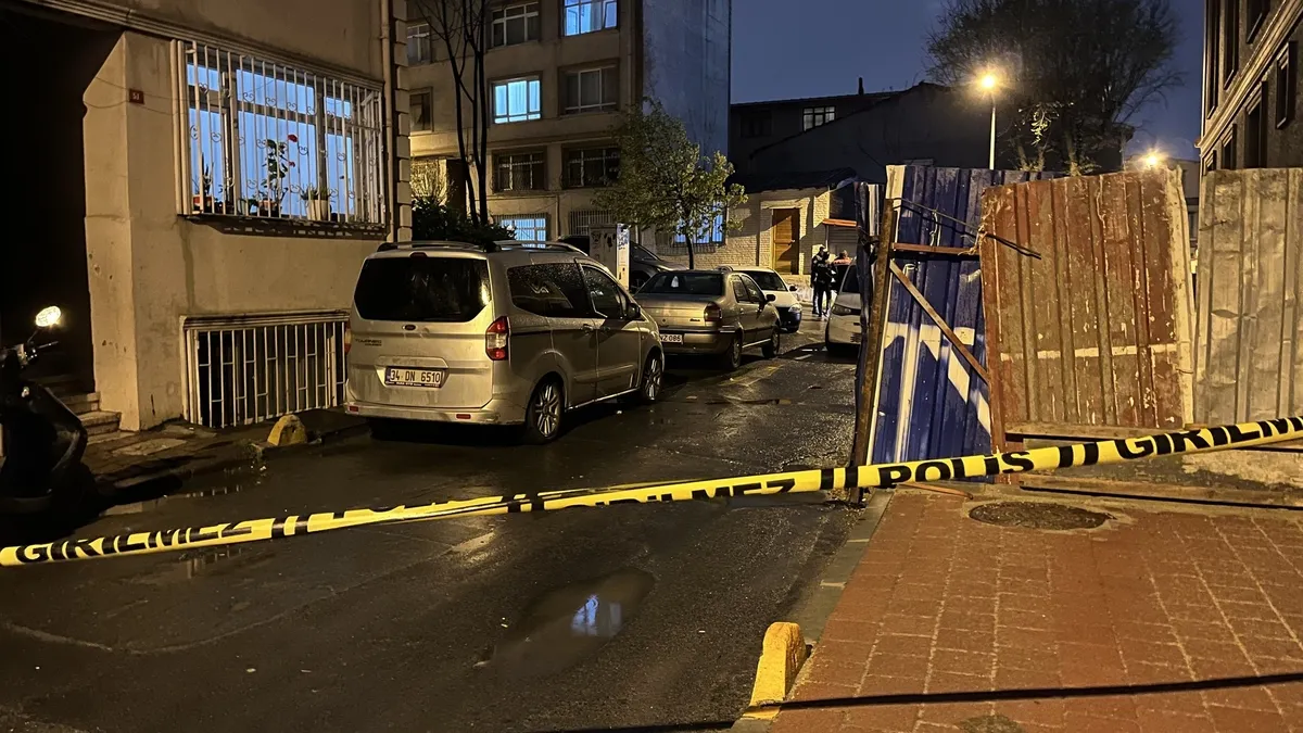 Fatih’te bıçaklı saldırgan polise saldırdı: Ayağından vurularak durduruldu