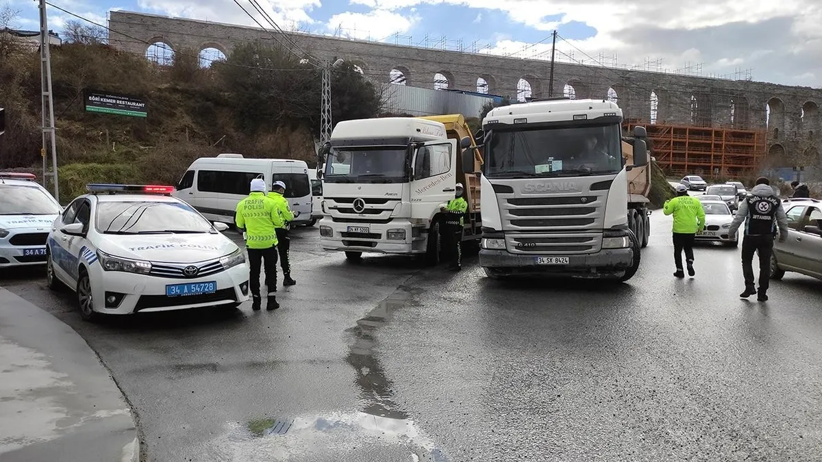 İstanbul'da kurallara uymayan hafriyat kamyonu sürücülerine ceza yağdı