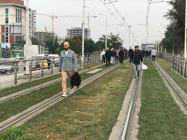 imamoglu-vatandasi-canindan-bezdirdi-kabatas-bagcilar-tramvay-hattinda-alarm-tramvay-raydan-cikti-1698912978233.jpg İmamoğlu vatandaşı canından bezdirdi! Kabataş-Bağcılar Tramvay Hattı'nda alarm! Tramvay raydan çıktı - 8