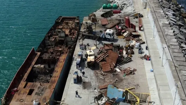 Şile’de 1976 yapımı olan ve geçen hafta yanan yük gemisi parçalara ayrılıyor