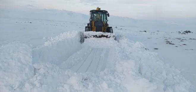 Van’da yoğun kar yağışı nedeniyle kapanan 100 mahallenin yolu açıldı