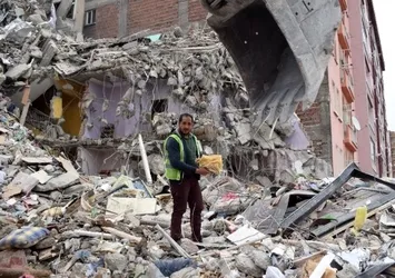 Malatya'da kepçe operatörünün Kur'an-ı Kerim hassasiyeti büyük takdir topladı