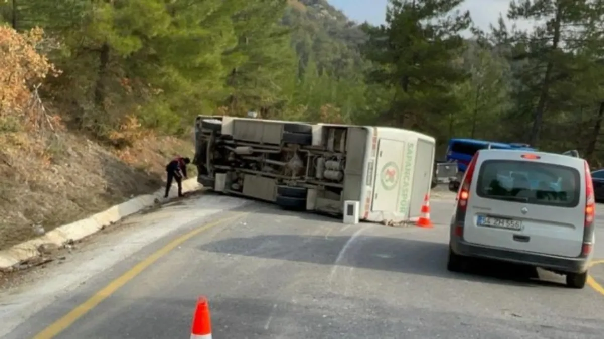 Sakarya'da korkunç kaza! Öğrenci dolu minibüs devrildi: Yaralılar var