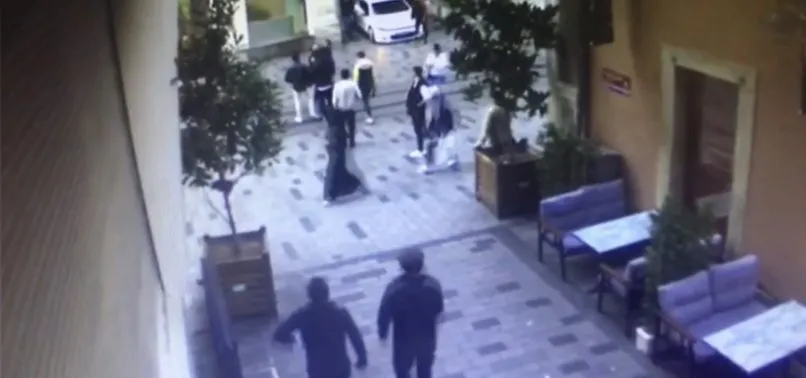 Taksim’de silahlı kavga! ‘Yolu açın’ dedi vuruldu