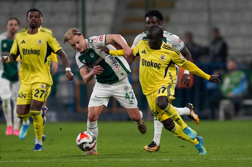 konyaspor-maglubiyeti-sonrasi-fenerbahcede-sinitrler-gerildi-iki-yildiz-isim-saha-ortasinda-tartisti-1776807067848.jpg FOTOĞRAF (AA)