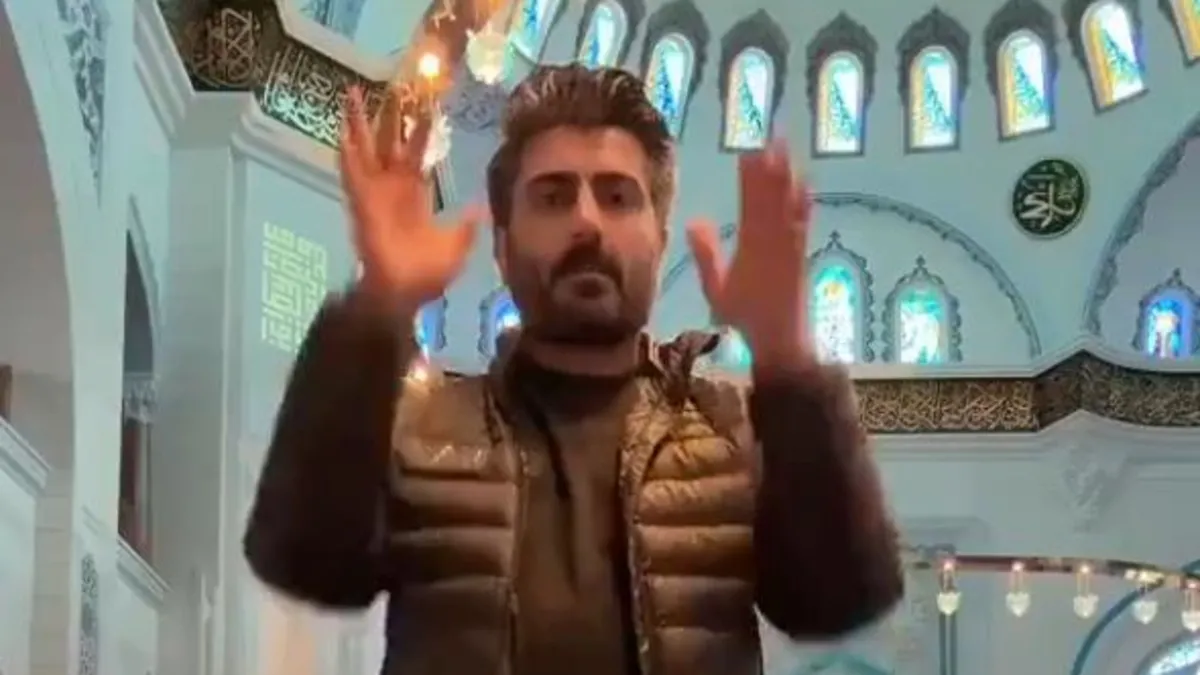 TikTok fenomeni namazla dalga geçti! Tepkiler çığ gibi: “İnşallah tez zamanda çarpılır” | "Kıblesini Vatikan'a çevirmiş"