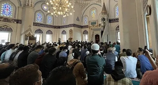 tokyo-camisinde-bayram-coskusu-yogun-katilim-sebebiyle-bayram-namazi-birkac-kez-kilindi-1651473988923.jpg Tokyo Camisi'nde bayram coşkusu! Yoğun katılım sebebiyle bayram namazı birkaç kez kılındı - 3