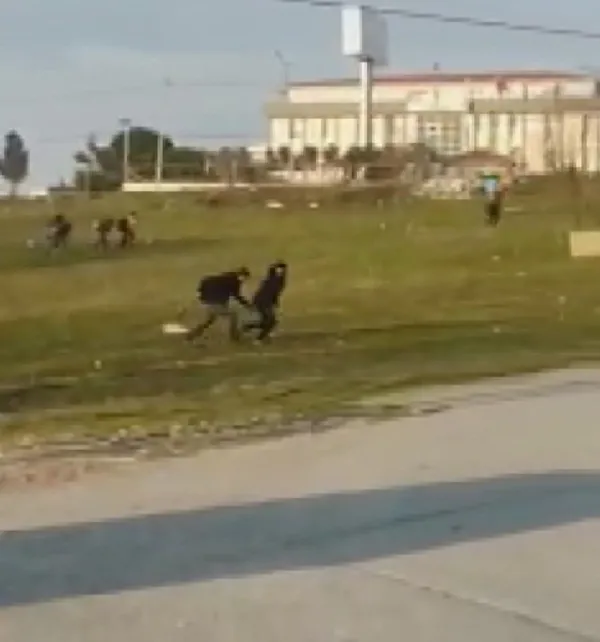 arnavutkoyde-onlarca-gocmen-polisten-boyle-kacti-1648279966777.jpg Arnavutköy'de göçmen operasyonu! Kovalamaca kameralara böyle yansıdı - 1