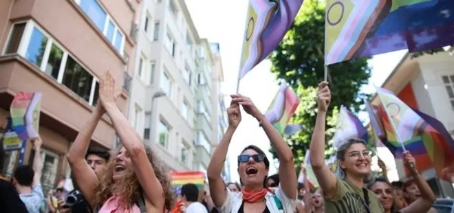 LGBT terörü İstanbul sokaklarına indi! Başkan Erdoğan’ı hedef alan sapkınlara polis müdahalesi! HDPKK ile ele ele skandal sloganlar