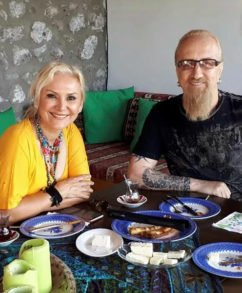 Son dakika: Sanatçı Zeliha Sunal’ın eşi Nazmi Sunal hayatını kaybetti | Zeliha Sunal kimdir?