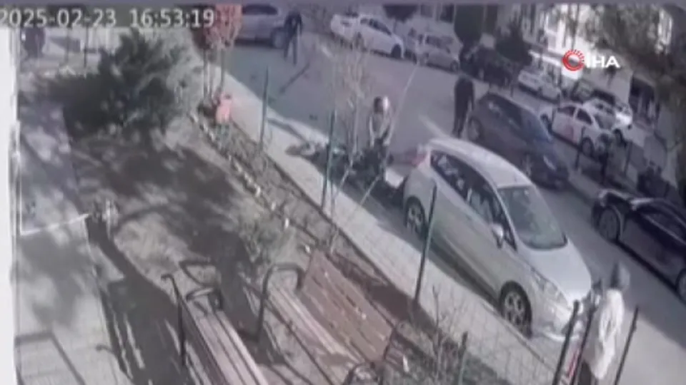 Ankara’da otomobil sürücüsü motosiklete çarptı