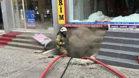 umraniyeyi-dumanlar-sardi-mobilya-atolyesinde-cikan-yangin-vatandaslari-sokaga-doktu-1652881175168.jpg