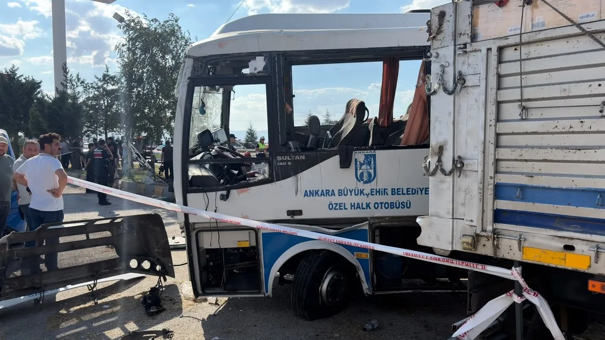 Ankara-Eskişehir yolunda dehşet! Halk otobüsü ile hafriyat kamyonu çarpıştı: 2 ölü, 25 yaralı