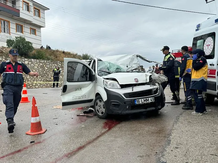 1716538873644.jpg İznik'te katliam gibi kaza! TIR'ın dorsesiyle hafif ticari araca vurdu! 3 ölü 4 yaralı... - 3