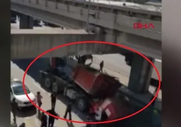 "3 metre" uyarısını görmedi köprüye takıldı