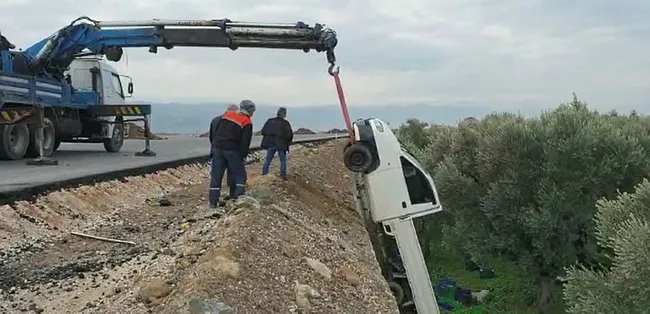 Bursa’da kaza sonrası terk edilen kamyonet arazide dik olarak bulundu - 2