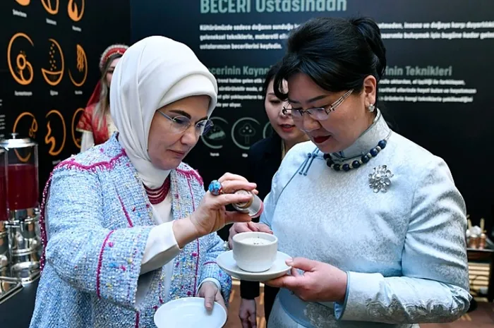 emine-erdogan-mogolistan-liderinin-esi-luvsandorj-ile-bir-araya-geldi-1737051139752.jpg Emine Erdoğan, Moğolistan Cumhurbaşkanının eşi Luvsandorj ile bir araya geldi | Fotoğraf-AA