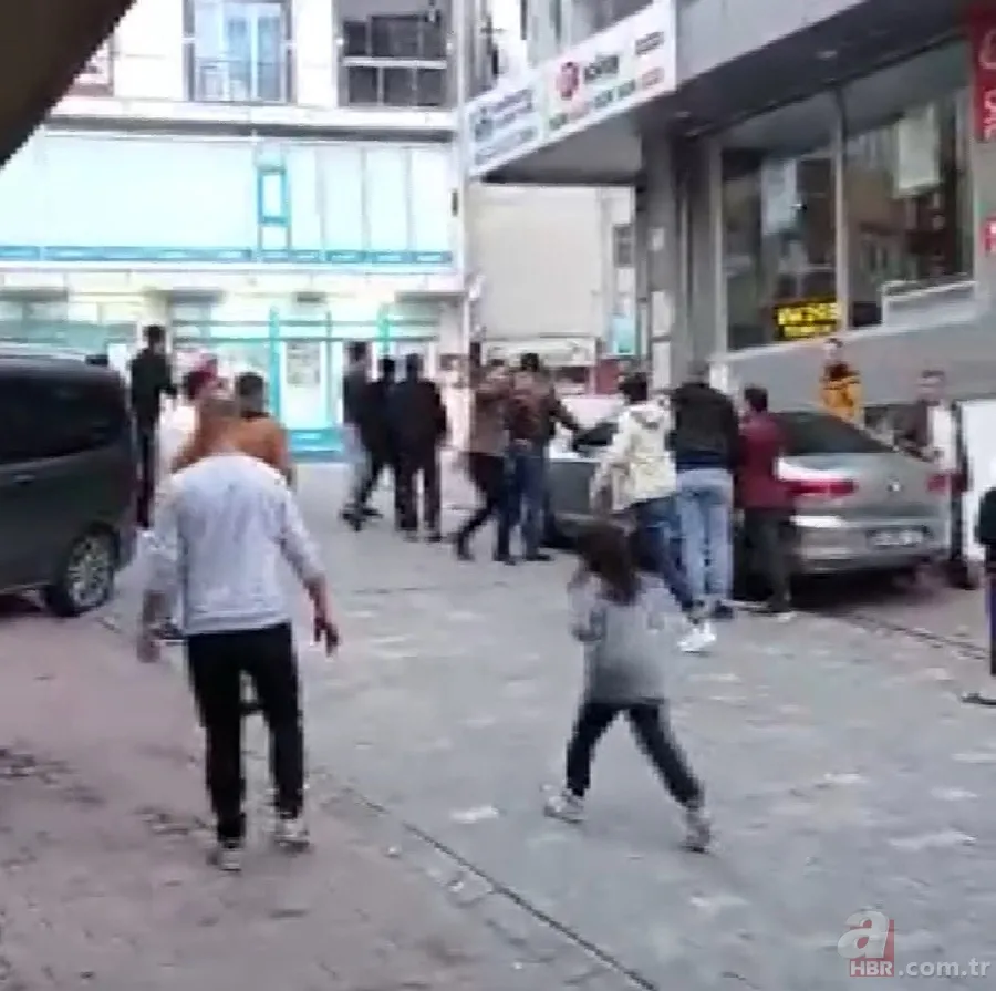 İstanbul Esenyurt’ta meydan savaşı gibi kavga! Sopa-satır-taş... 7