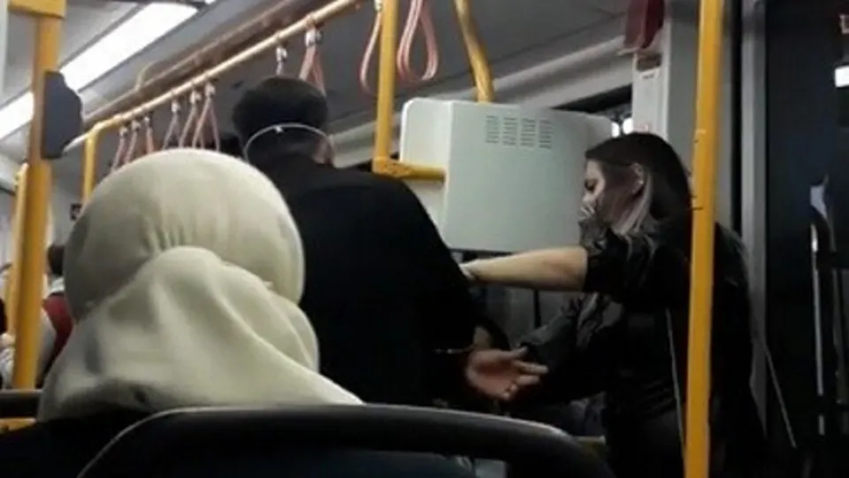 Son dakika: Metroda "sarılma" kavgası kamerada! Genç sevgilileri uyarınca...