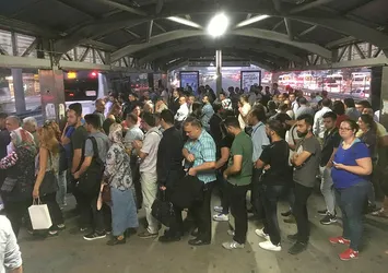 Metrobüs durağında insan seli