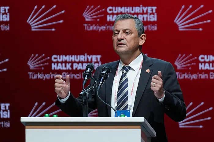 CHP kurultayında neler yaşandı? Özel’e karşı ’kaldır elini’ mesajı