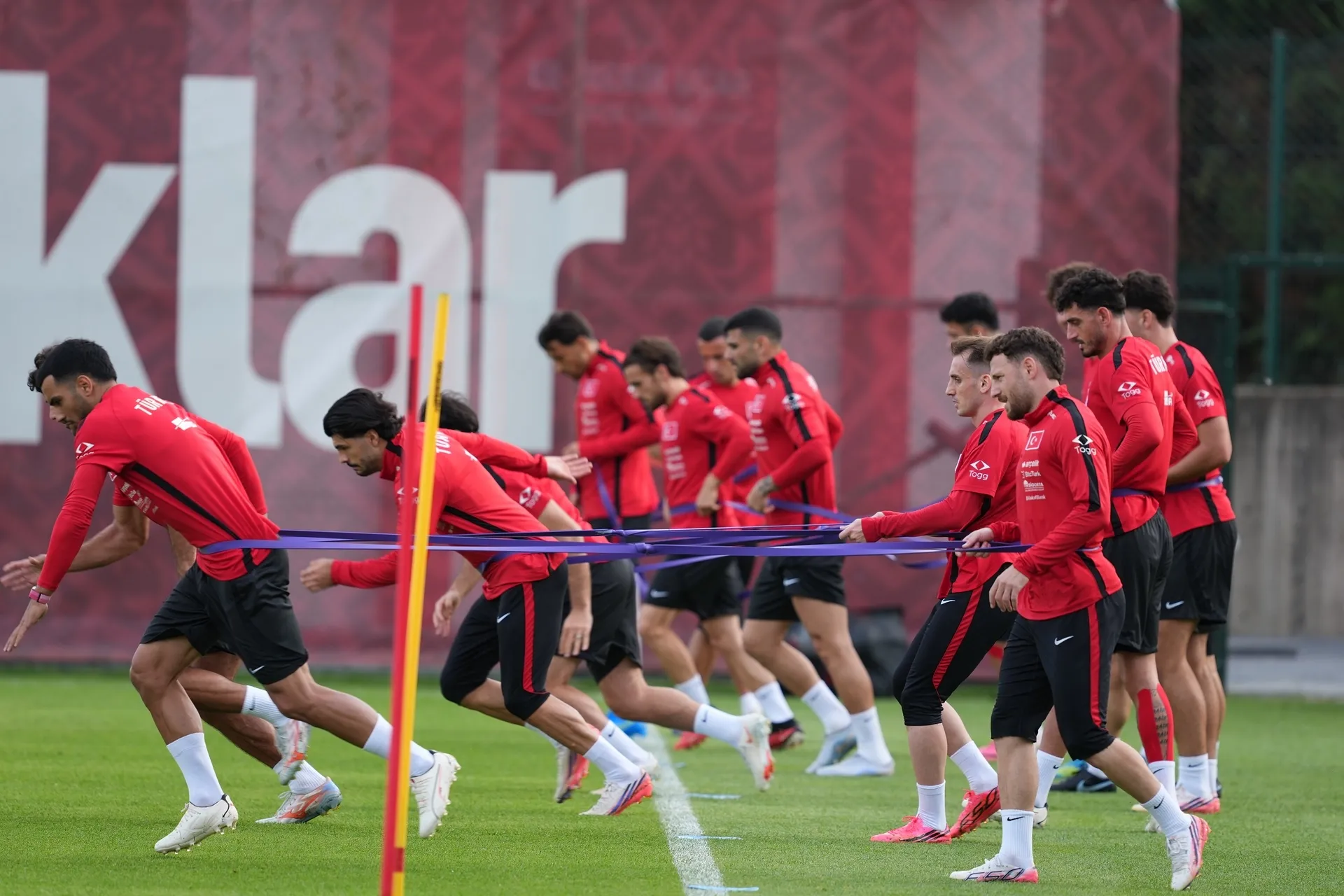 A Milli Futbol Takımı, Bursa’da oynanacak İtalya maçı için hazırlıklara başladı; Orkun Kökçü takımdan ayrı çalıştı