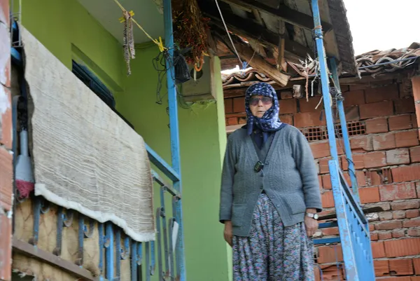 yuregi-guzel-fatma-nine-depremzedelere-konteyner-ev-bagislamak-icin-tarlasini-satti-1677836437934.jpg Yüreği güzel Fatma nine! Depremzedelere konteyner ev bağışlamak için tarlasını sattı - 4