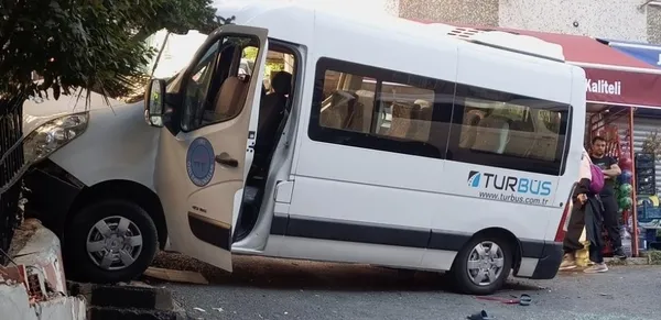 beyoglunda-ogrenci-servisinin-frenleri-tutmadi-once-bir-yayaya-ve-otomobile-carpti-sonra-1664872978559.jpg Beyoğlu’nda öğrenci servisinin frenleri tutmadı! Önce bir yayaya ve otomobile çarptı sonra… - 4