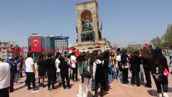 1650789411378.jpg Taksim'de sokak köpeği paniği! Küçük kızın burnundan ısırdı - 1
