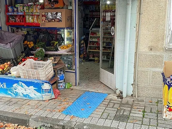 1681307477543.jpeg Üsküdar'da gündüz vakti bıçaklı saldırı dehşeti! Kadın saldırgan bakkalı bıçakladı - 1