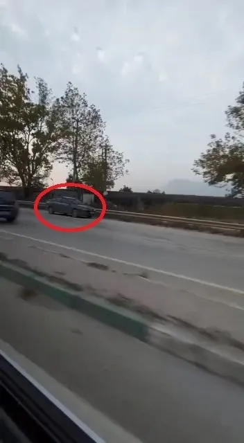 bursada-korku-dolu-anlar-sehirlerarasi-yolda-ters-istikametten-giden-surucu-faciaya-davetiye-cikardi-1635748112336.jpg Bursa'da korku dolu anlar! Şehirlerarası yolda ters istikametten giden sürücü faciaya davetiye çıkardı - 1