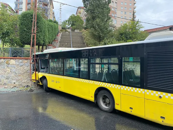 iett-otobusu-duvara-carpti-2-kisi-yaralandi-1662978392386.jpg İETT otobüsü duvara çarptı! 2 kişi yaralandı - 5
