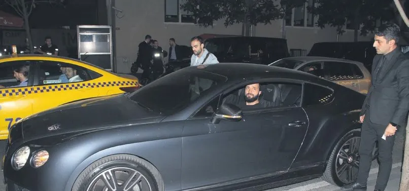 Popçu Berkay lüks aracıyla şov yaptı!