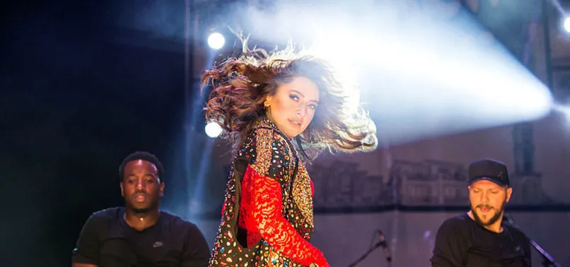 Hadise'den olay paylaşım