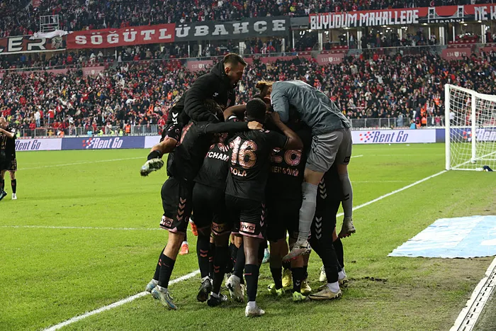 fenerbahce-zorlu-deplasmanda-samsunspor-ile-berabere-kaldi-1729448496175.jpg Fenerbahçe zorlu deplasmanda Samsunspor ile berabere kaldı - 1