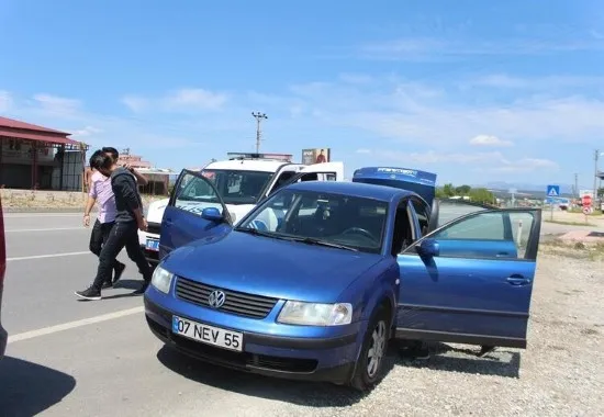 Antalya’da polisin ‘dur’ ihtarına uymayan iki genç ceza yememek için ortalığı birbirine kattı - 1