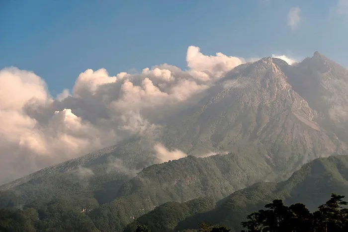 Endonezya’daki Merapi Yanardağı’nda patlama