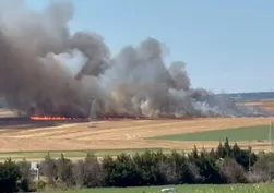 İstanbul Silivri'de tarla yangını! Müdahaleye giden itfaiye aracı kazaya karıştı